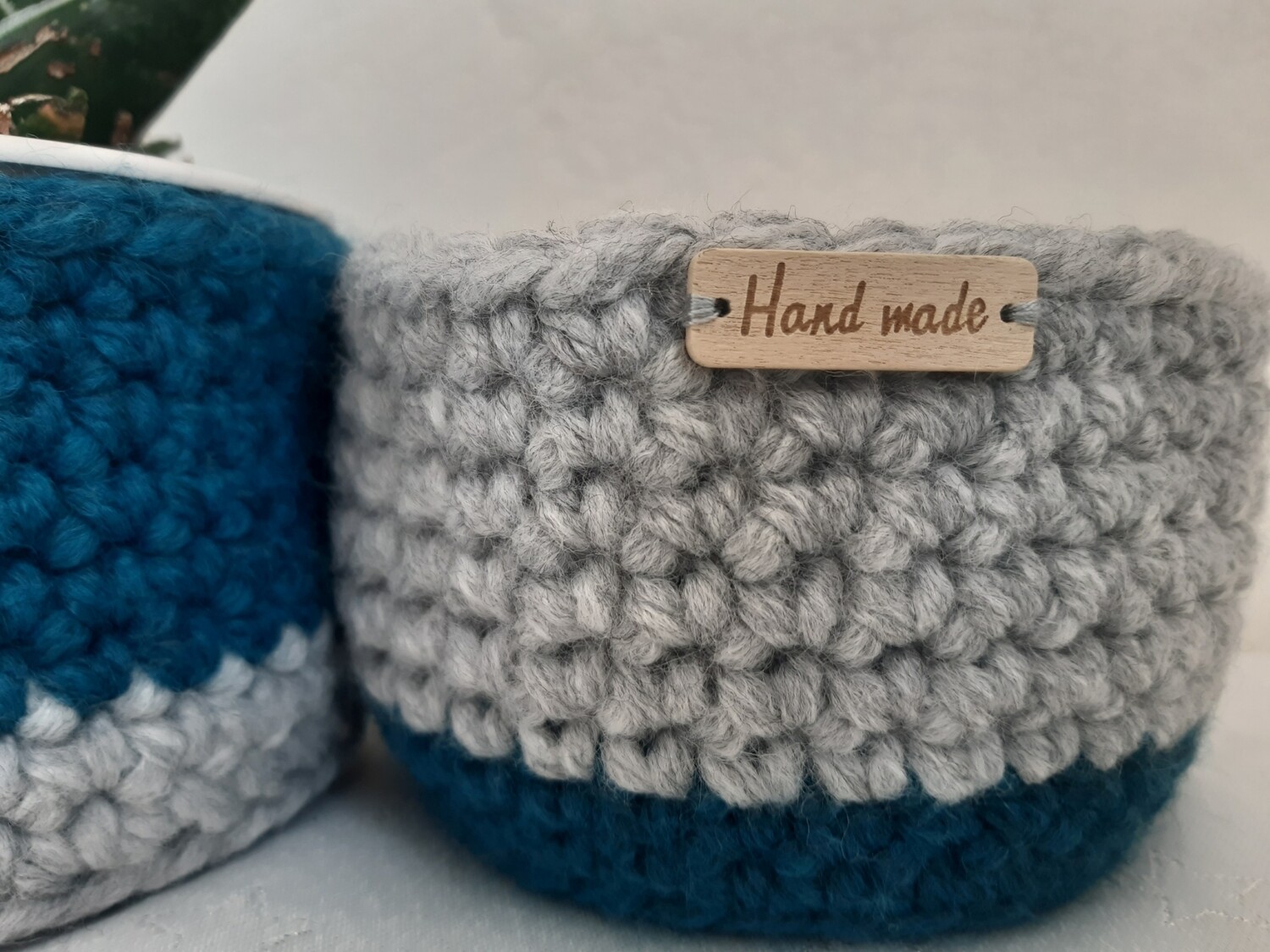 Lot Körfu – deux paniers crochetés à la main en fil gris et bleu canard recyclé - détails finitions crochet