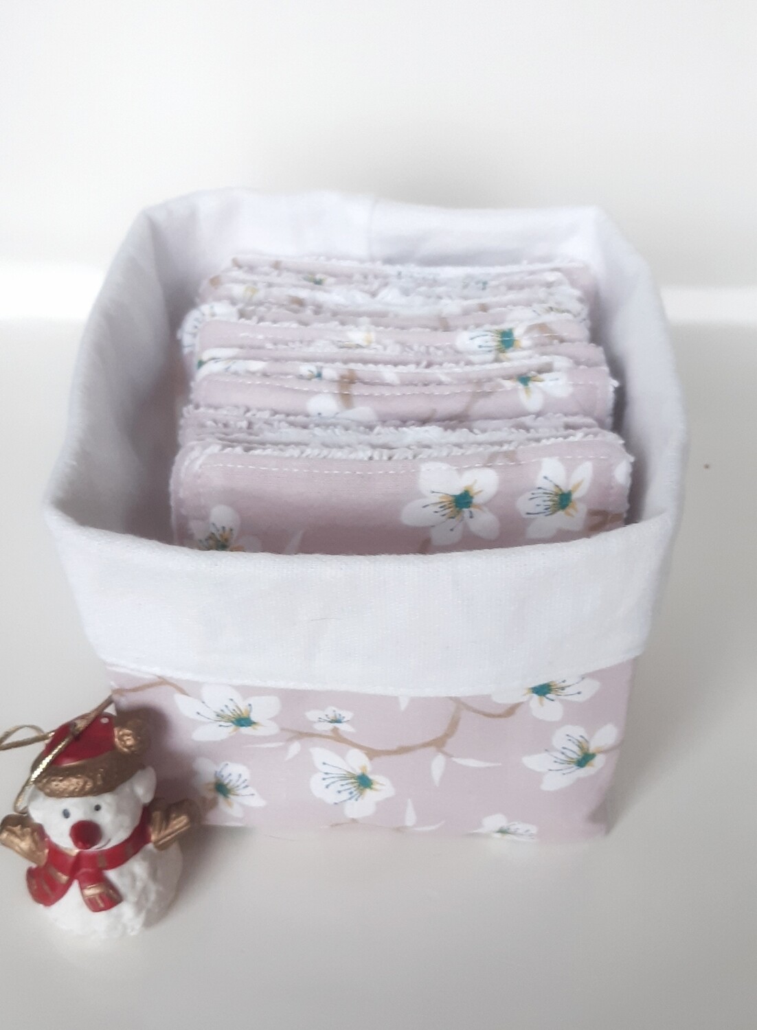 Panier Sakura – 15 lingettes démaquillantes lavables cousues main en coton fleuri et éponge blanche dans leur panier