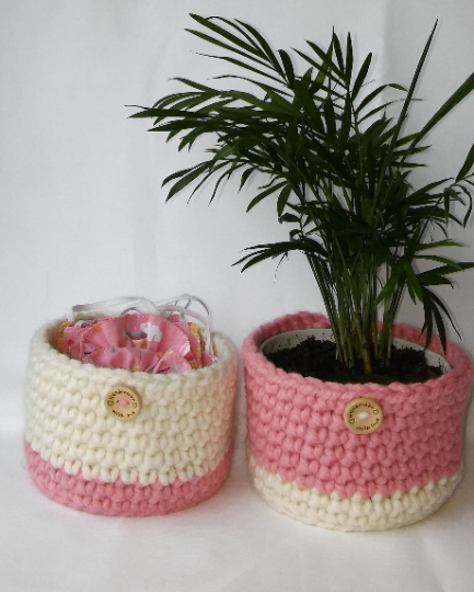Lot Prinsessa – deux paniers crochetés main par l-Essence-Il-Elle en fil recyclé, utilisés comme cache-pot et vide-poche