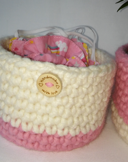 Lot Prinsessa – deux paniers crochetés à la main en fil vanille-fraise recyclé, utilisés en vide-poche - zoom finitions 