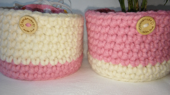 Lot Prinsessa – deux paniers crochetés à la main en fil vanille-fraise recyclé - détails des couleurs et finitions crochet