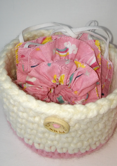 Lot Prinsessa – deux paniers crochetés à la main en fil vanille-fraise recyclé, utilisé en vide-poche - zoom finitions