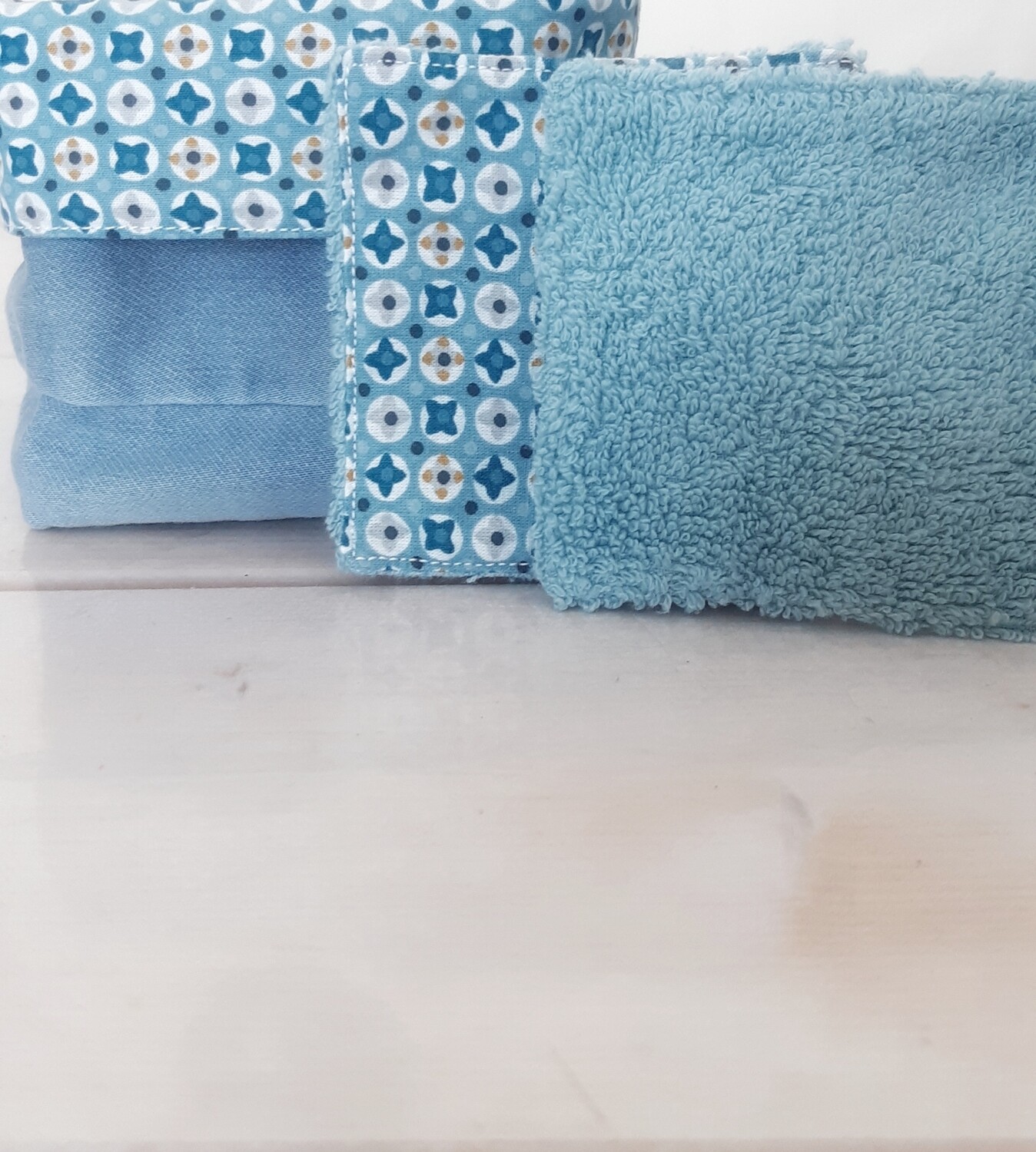 Zoom sur la couture artisanale du panier Yonatan – jean recyclé et tissu mosaïque