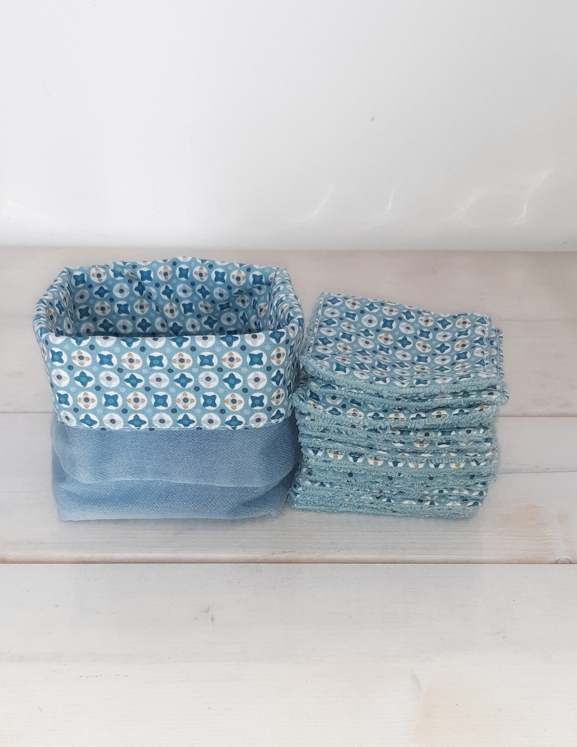 Panier Yonatan en jean recyclé et lingettes lavables en coton mosaïque et éponge vert d’eau - cousu main l-essence-il-elle