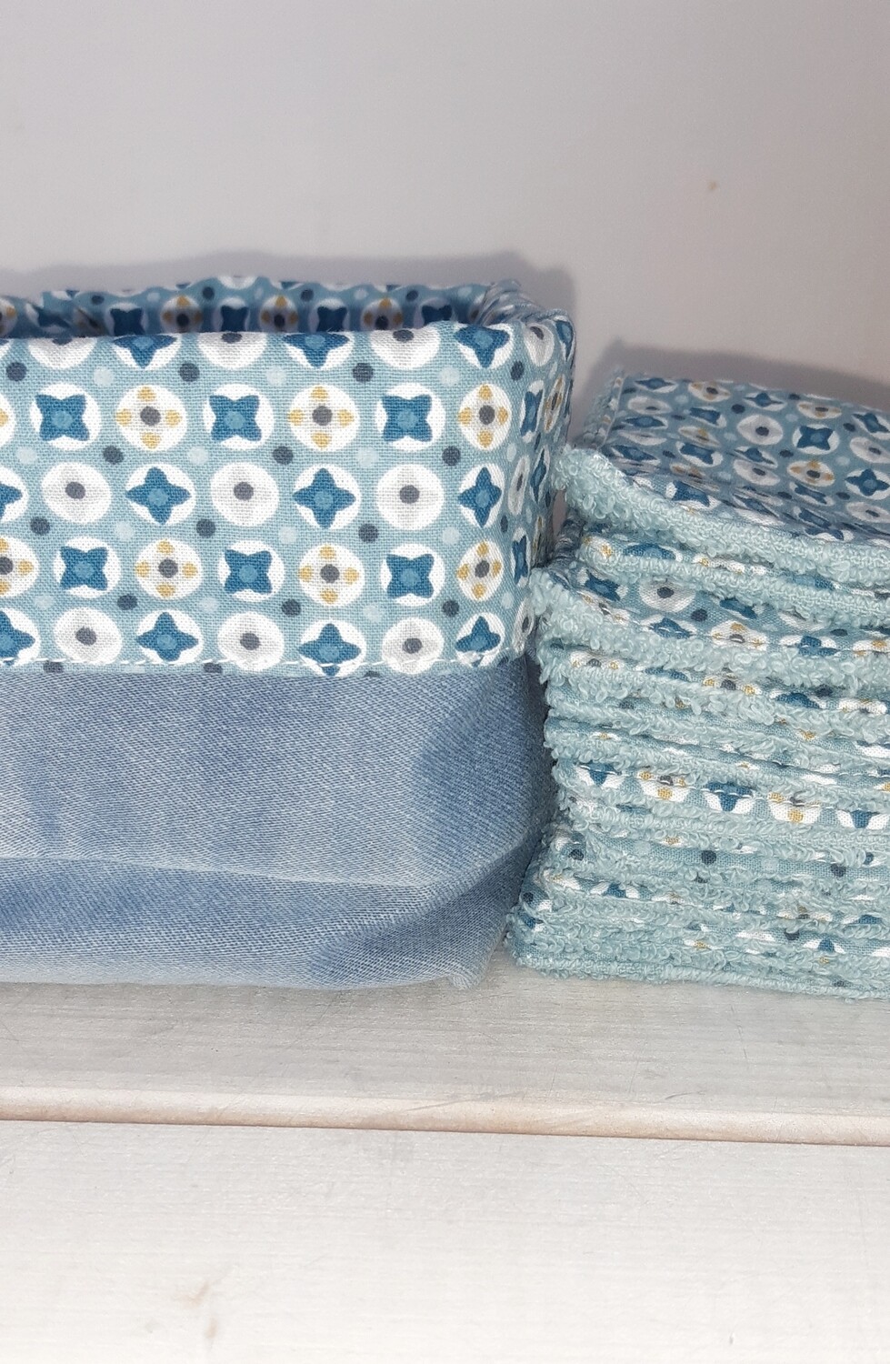 Texture des lingettes Yonatan – coton à motif mosaïque et éponge de coton vert d’eau - détail du panier