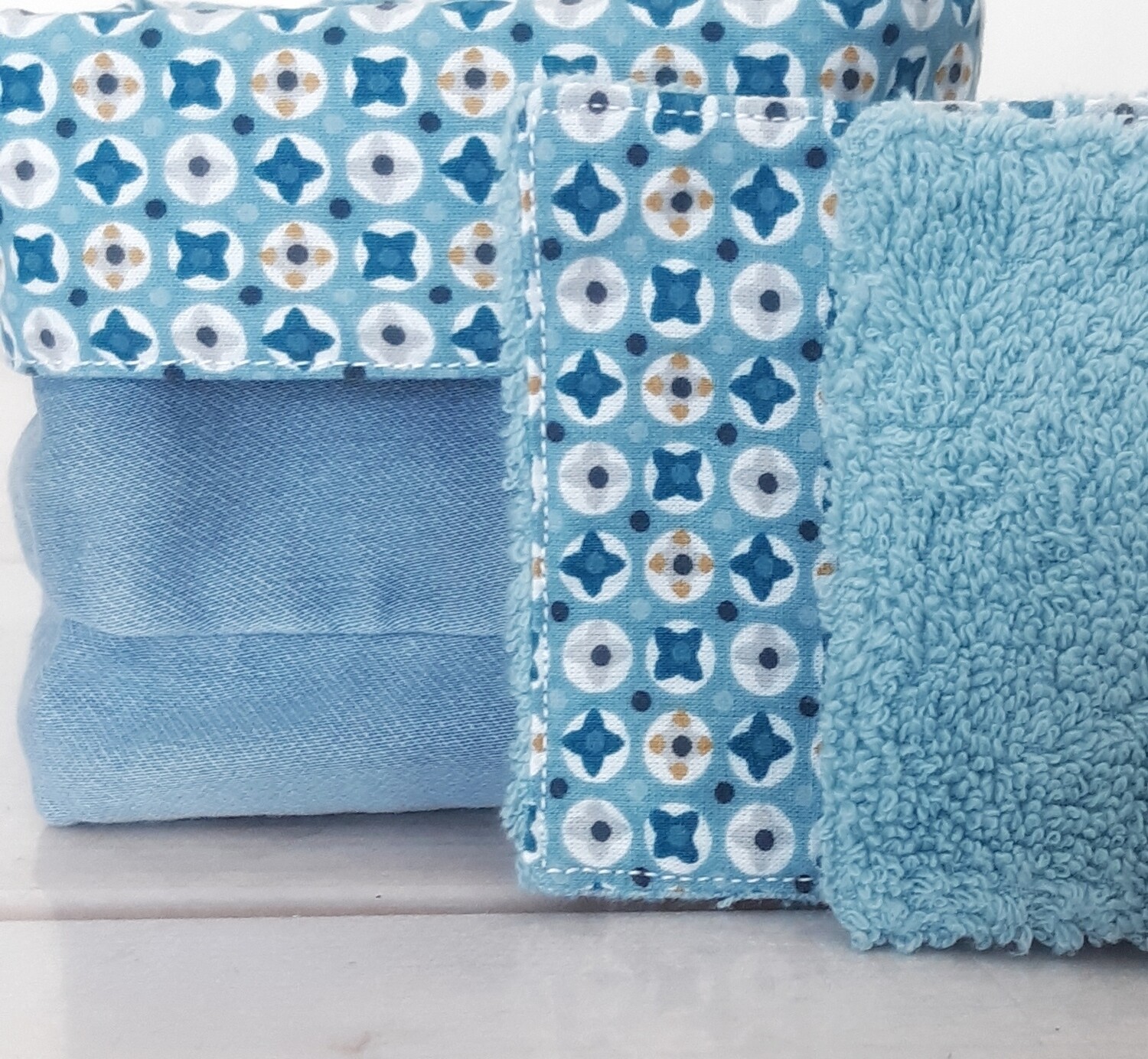 Lingettes Yonatan – coton à motif mosaïque et éponge de coton vert d’eau - détails du panier en jean recyclé