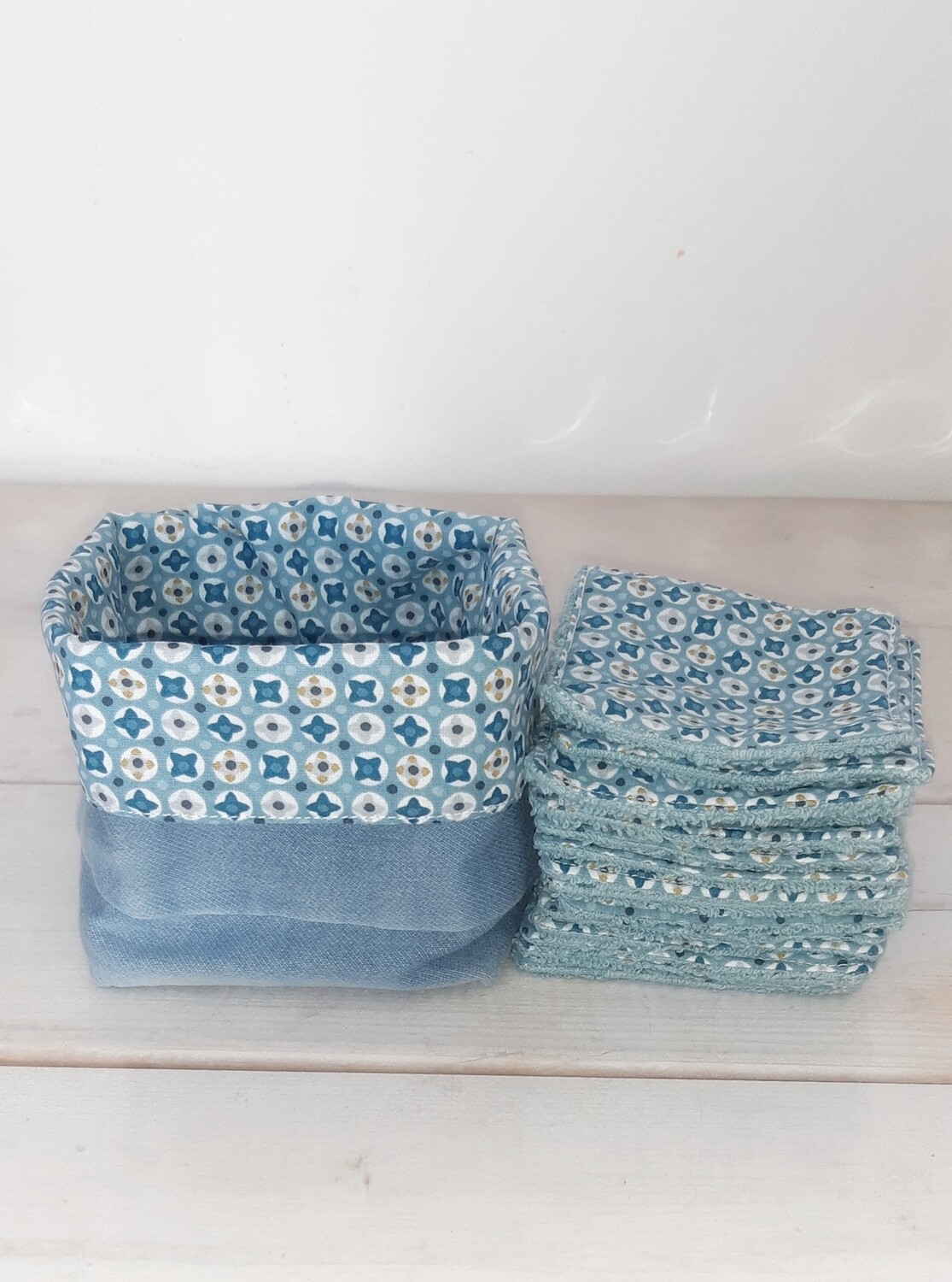 Panier Yonatan en jean recyclé et lingettes lavables en coton mosaïque et éponge vert d’eau