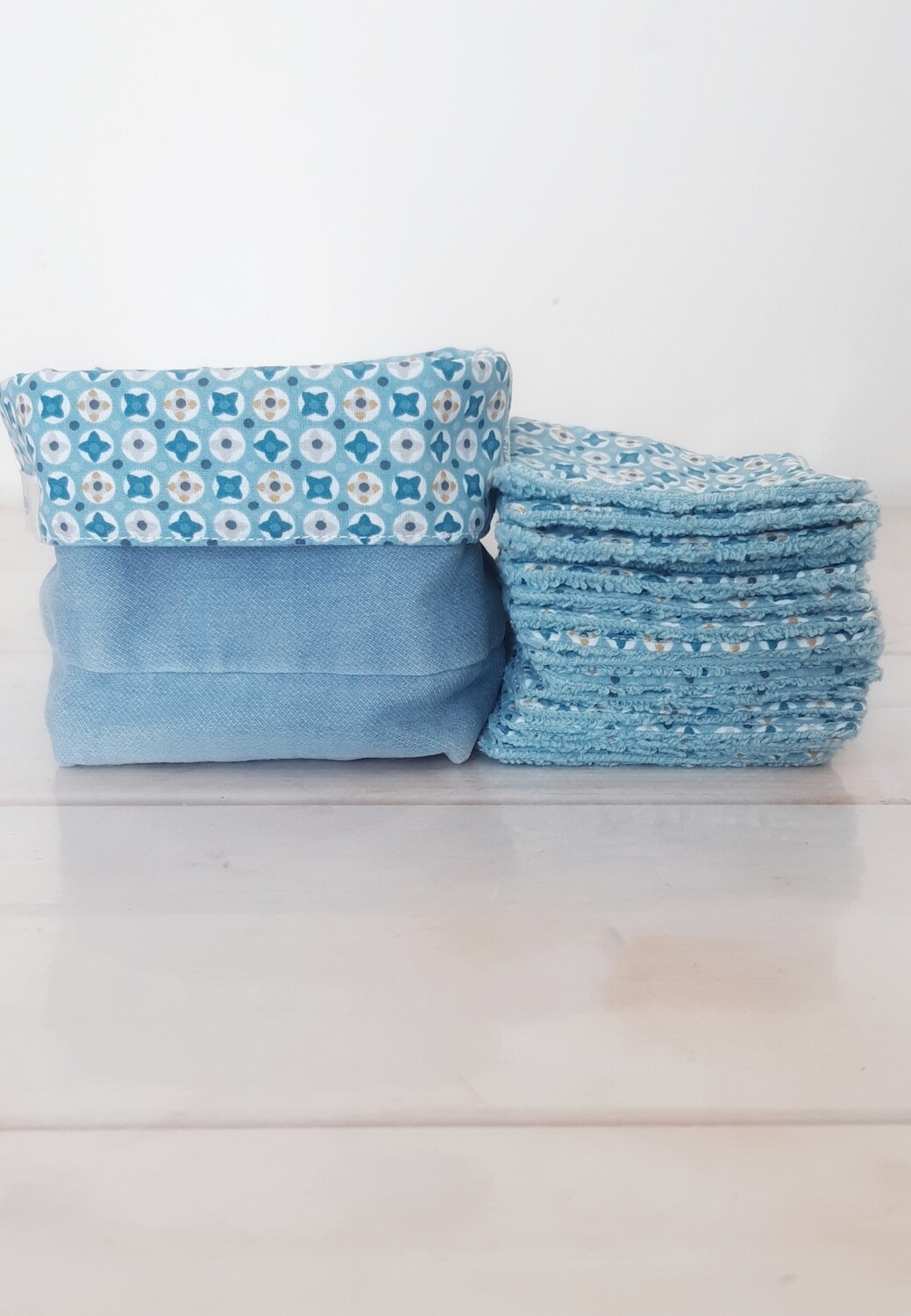 Panier Yonatan en jean recyclé et lingettes lavables en coton mosaïque et éponge vert d’eau