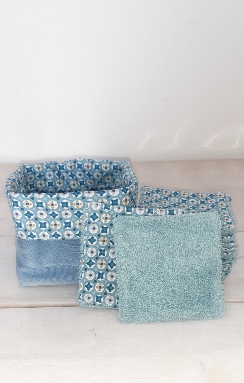 Zoom sur la couture artisanale du panier Yonatan – jean recyclé et tissu mosaïque