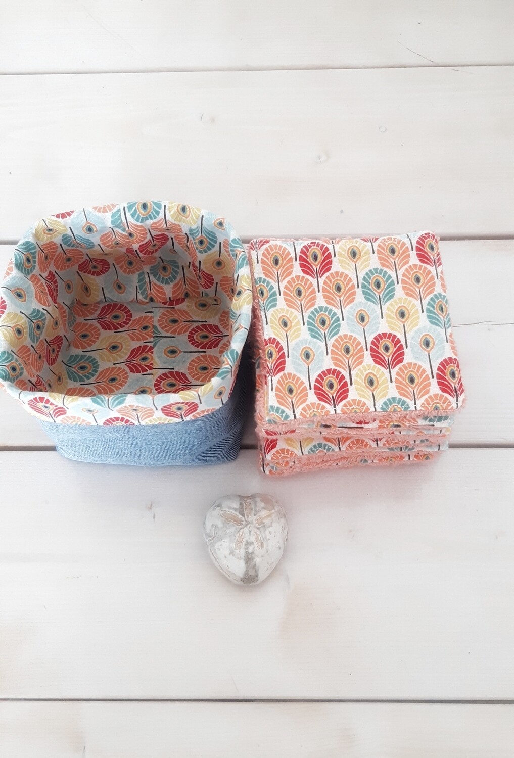 Panier Taous en jean recyclé et lingettes lavables motif paon et éponge corail - vue sur l'intérieur du panier