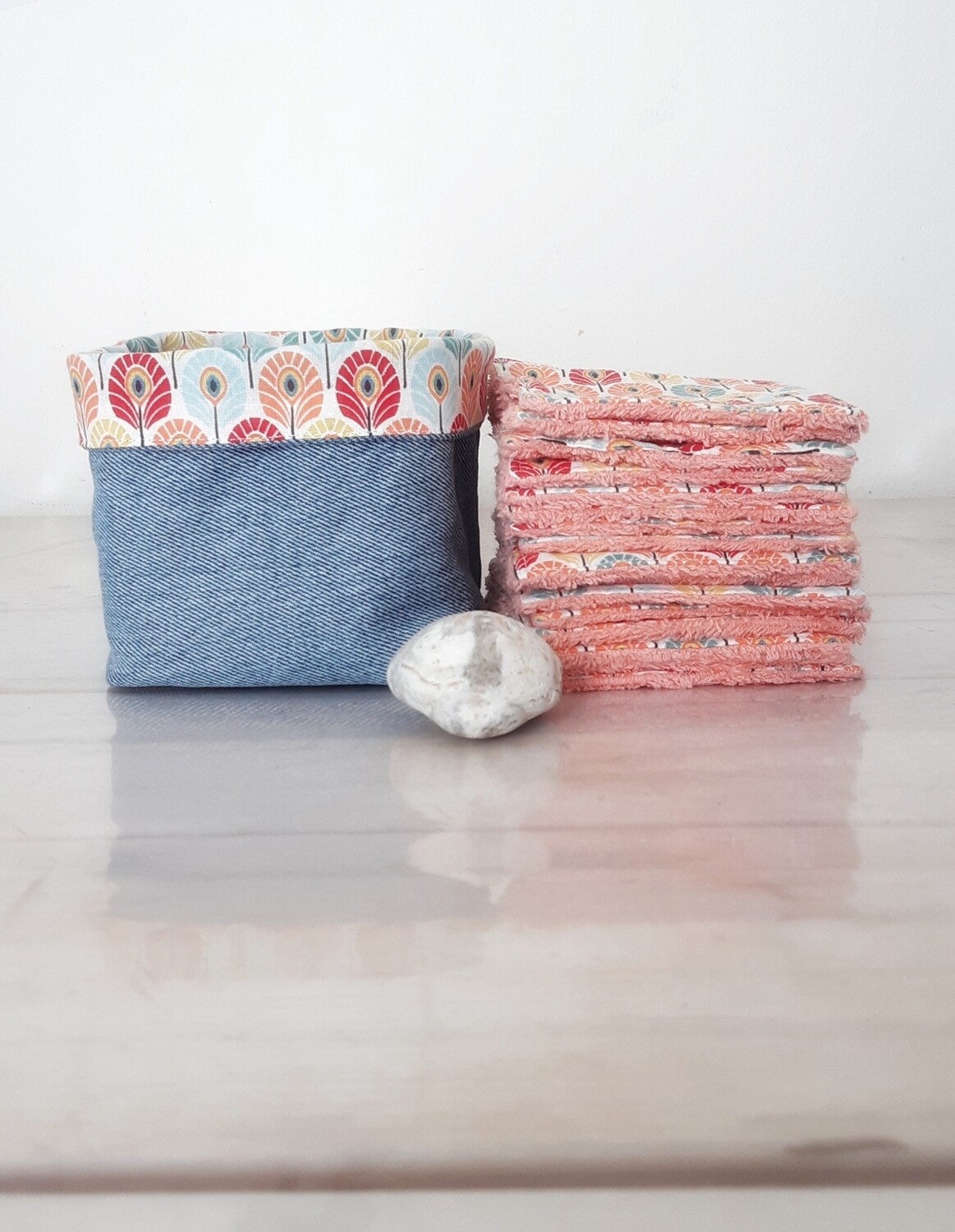 Panier Taous en jean recyclé et lingettes lavables motif paon et éponge corail à côté - fait main par l-essence il elle