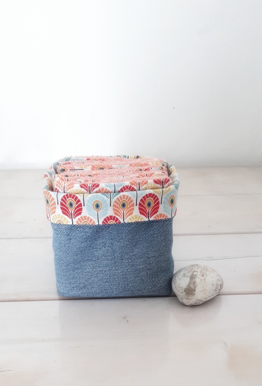 Panier Taous en jean recyclé et lingettes lavables motif paon et éponge corail rangées - vue d'ensemble