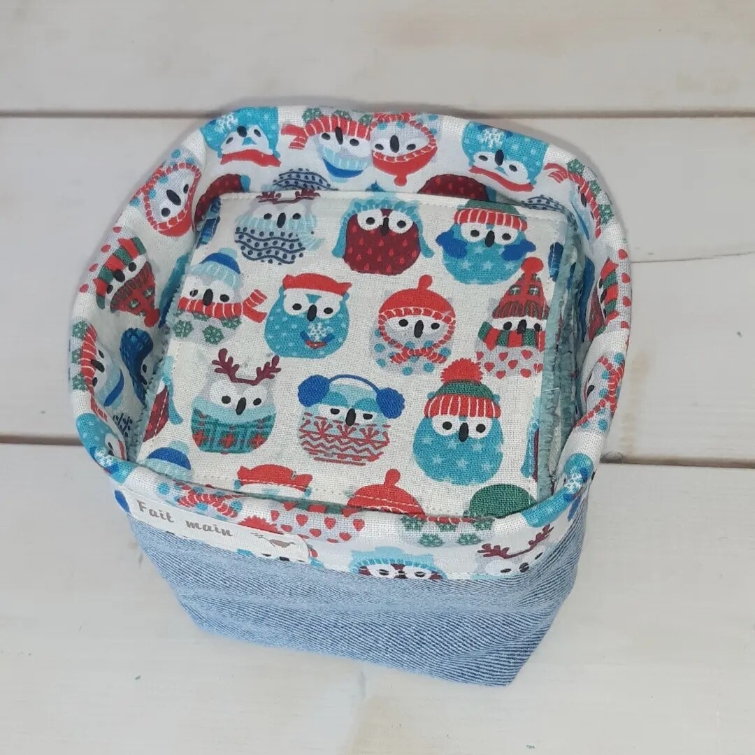 Panier Joséphine en jean recyclé rempli de 20 lingettes lavables motif hiboux et éponge vert d’eau vu du haut