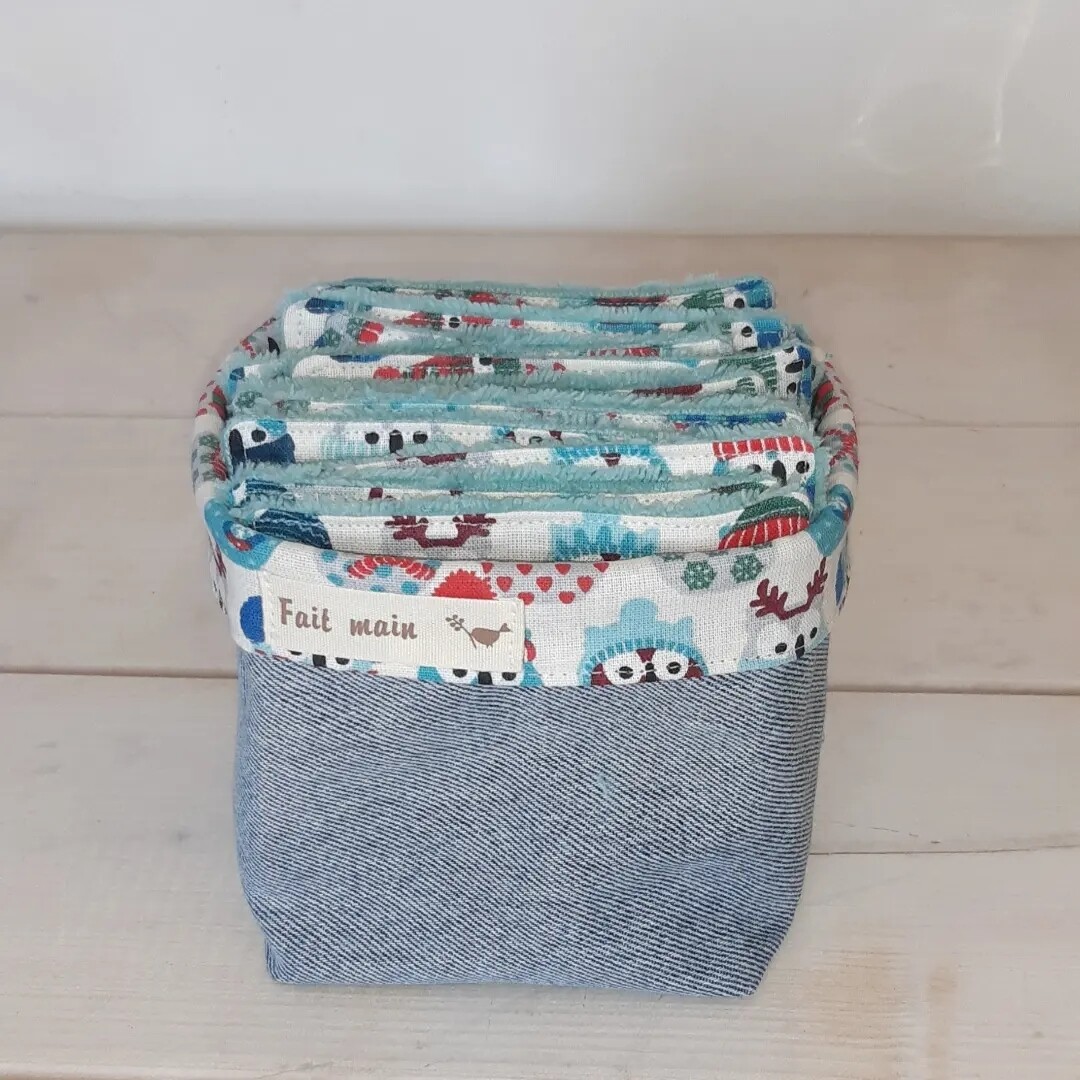 Panier Joséphine en jean recyclé et 20 lingettes lavables motif hiboux et éponge vert d’eau rangées