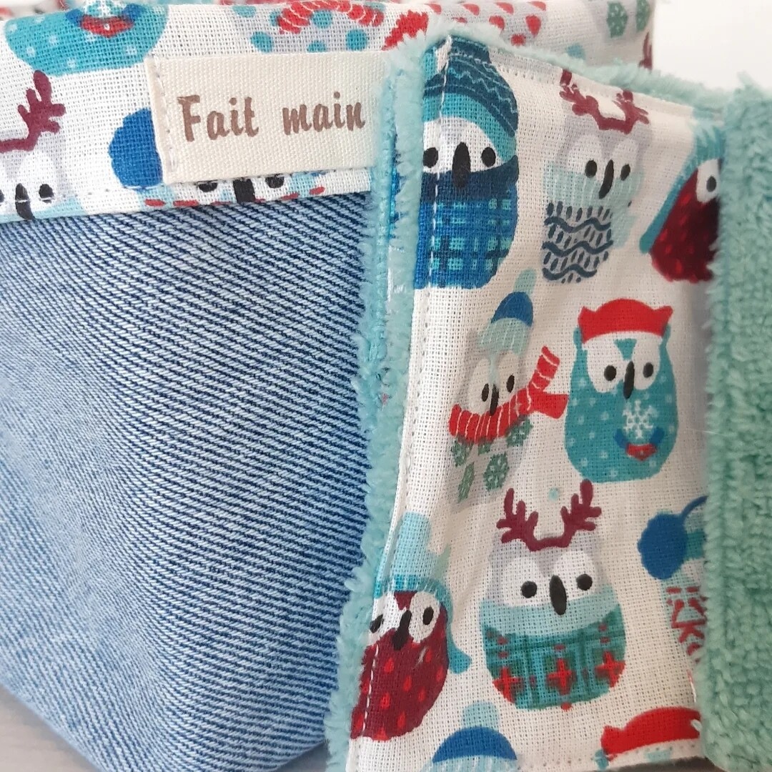Zoom sur la couture artisanale du panier Joséphine et des lingettes– jean recyclé et tissu hiboux bleus