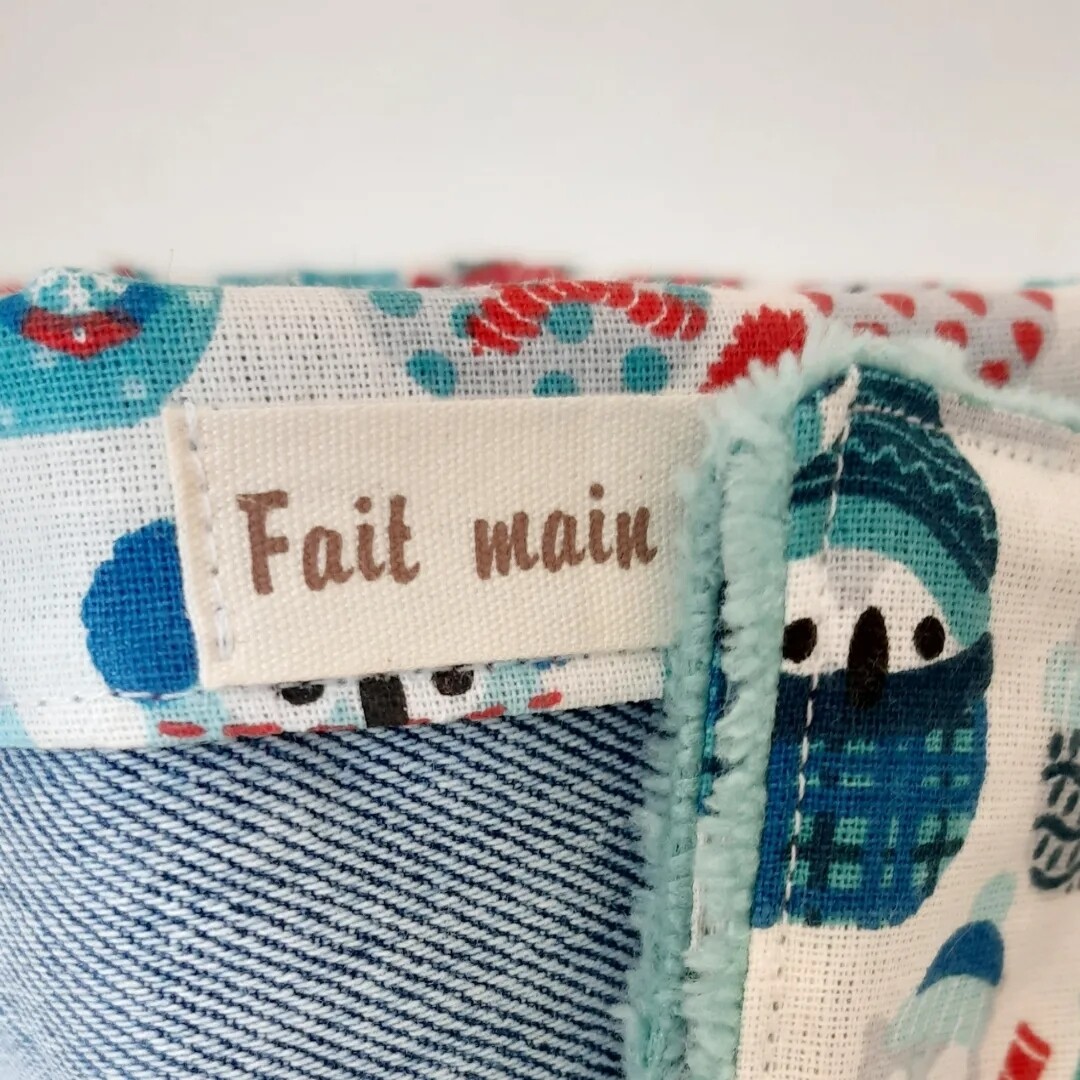 Zoom sur la couture artisanale du panier Joséphine – jean recyclé et tissu hiboux bleus"
