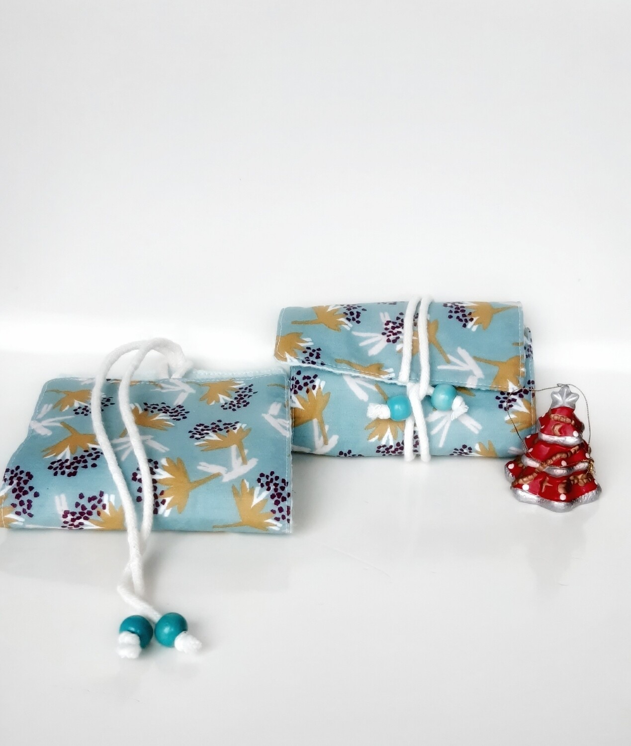 Lot Stann – deux étuis imperméables cousus main pour savon et shampoing solide, en coton turquoise à fleurs - fermés