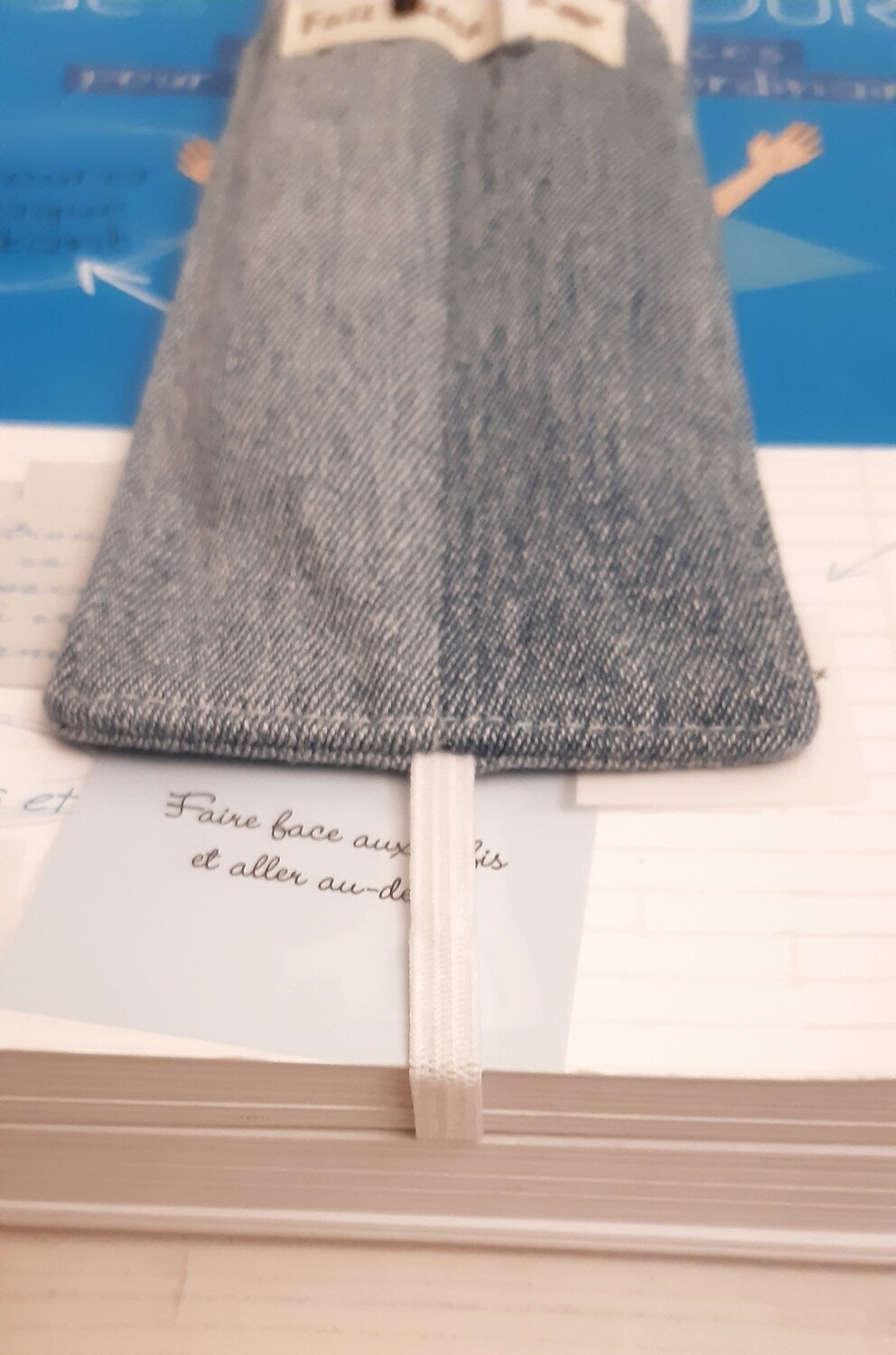 Marque-page Hanu cousu main en jean recyclé et tissu coton - zoom sur les finitions et l'élastique