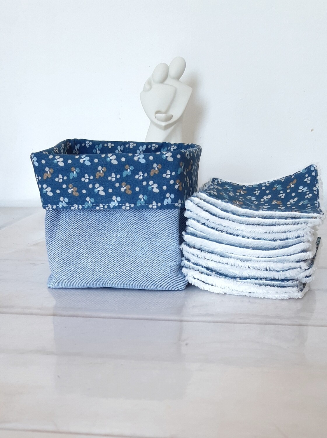 Panier Isobel en jean recyclé : lingettes lavables motif fleuri et éponge blanc cassé à côté - fait main by l-essence-il-elle