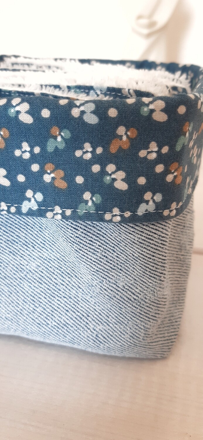 Zoom sur la couture artisanale du panier Isobel – jean recyclé et tissu fleuri bleu