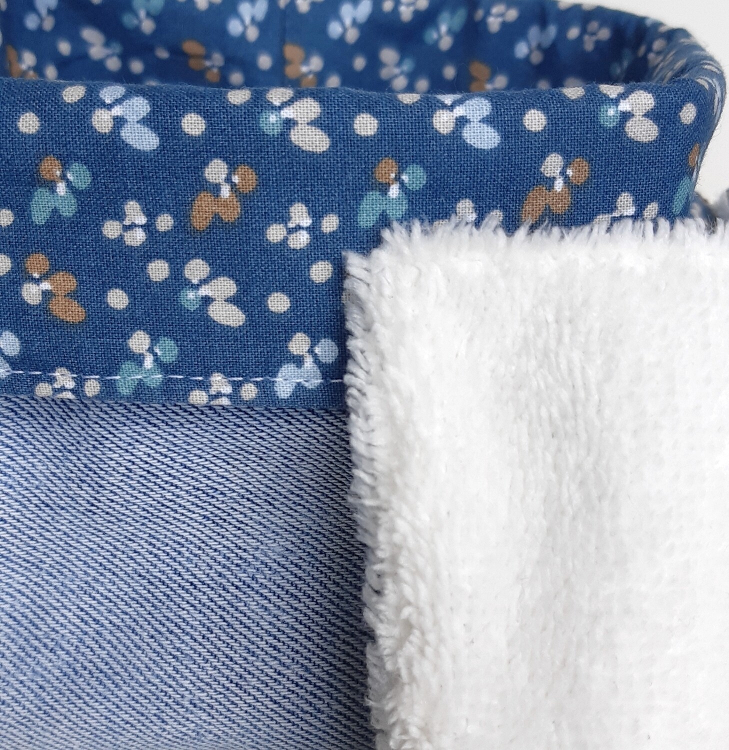 Texture des lingettes Isobel – coton fleuri bleu et éponge de bambou blanc cassé
