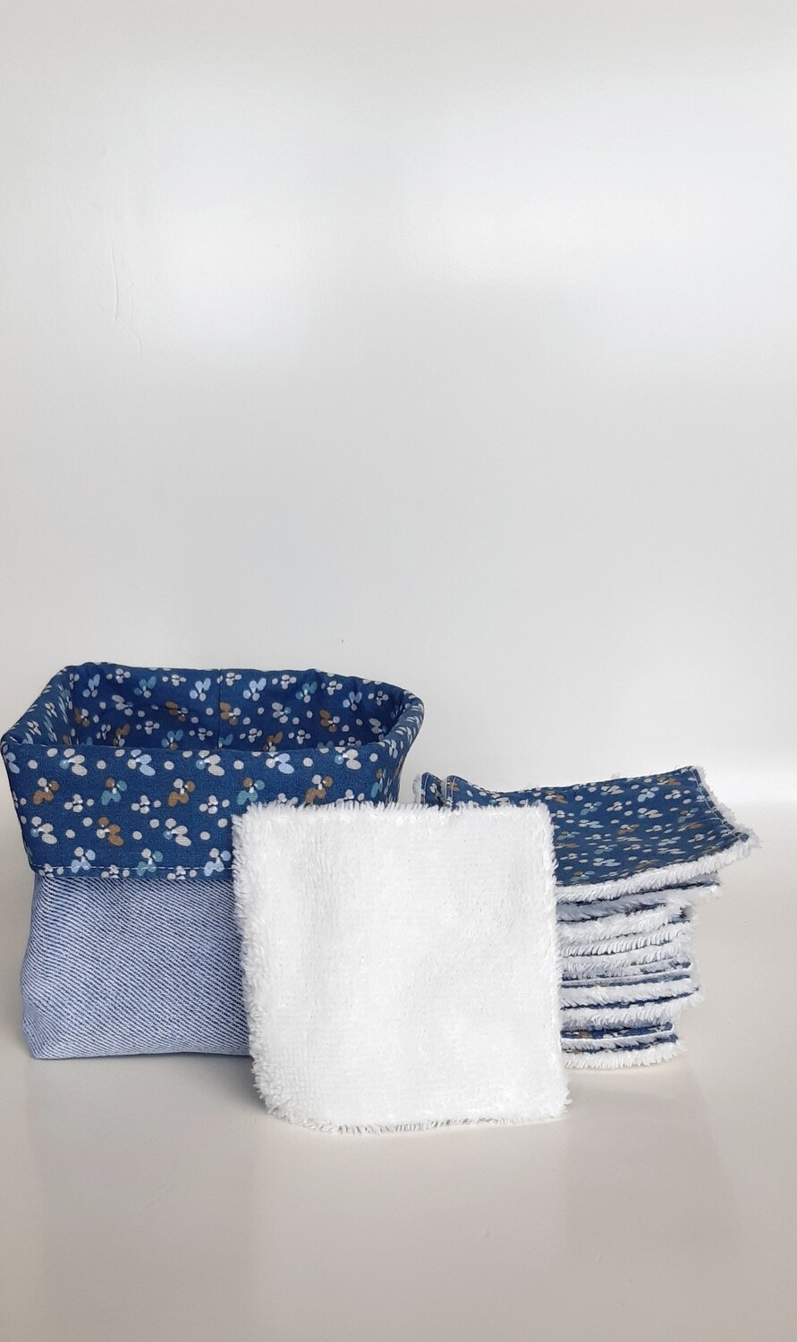 Panier en jean recyclé et lingettes Isobel – coton fleuri bleu et éponge de bambou blanc cassé - vue d'ensemble