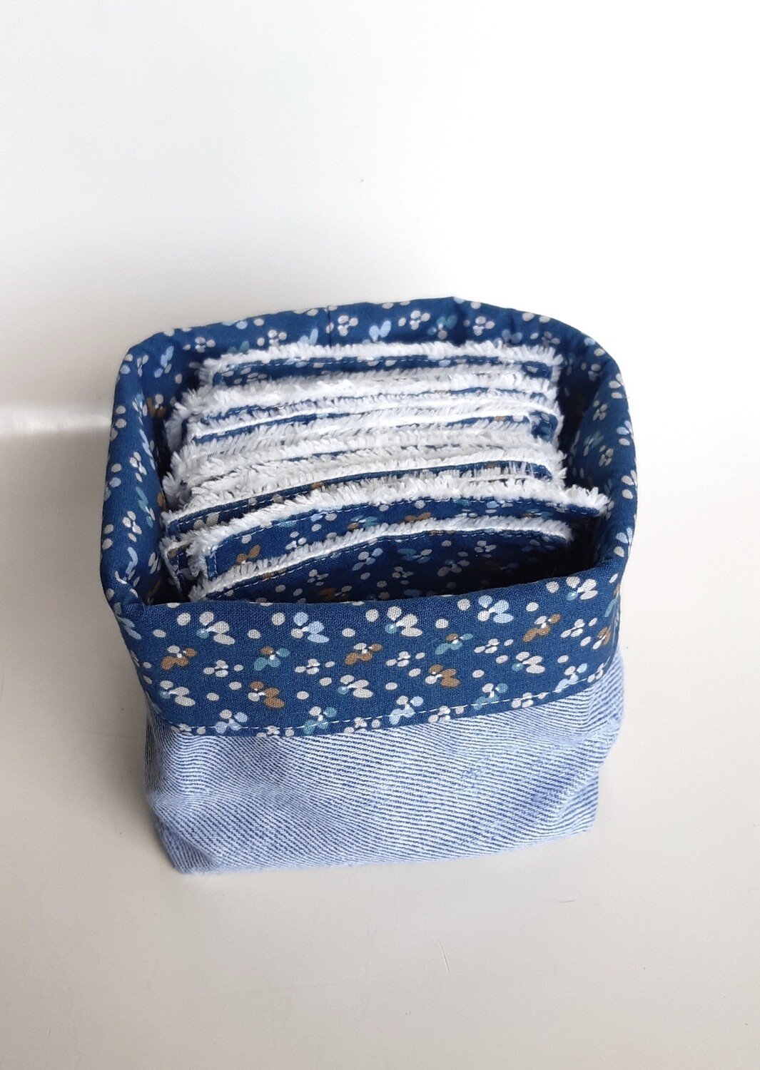 Panier Isobel en jean recyclé et lingettes lavables motif fleuri et éponge blanc cassé rangées