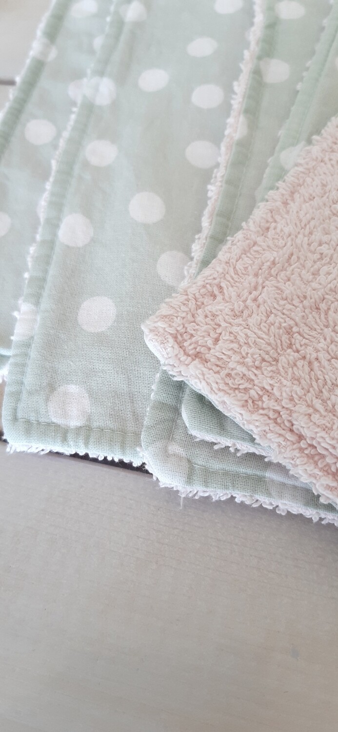 Détail éponge de coton rose et finition couture du modèle lavable Laini, très absorbant
