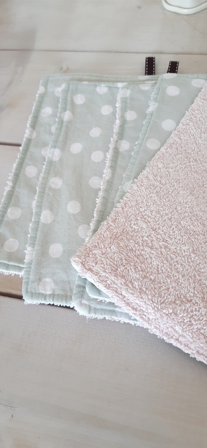 Détail éponge de coton rose pastel du modèle lavable Laini, très absorbant