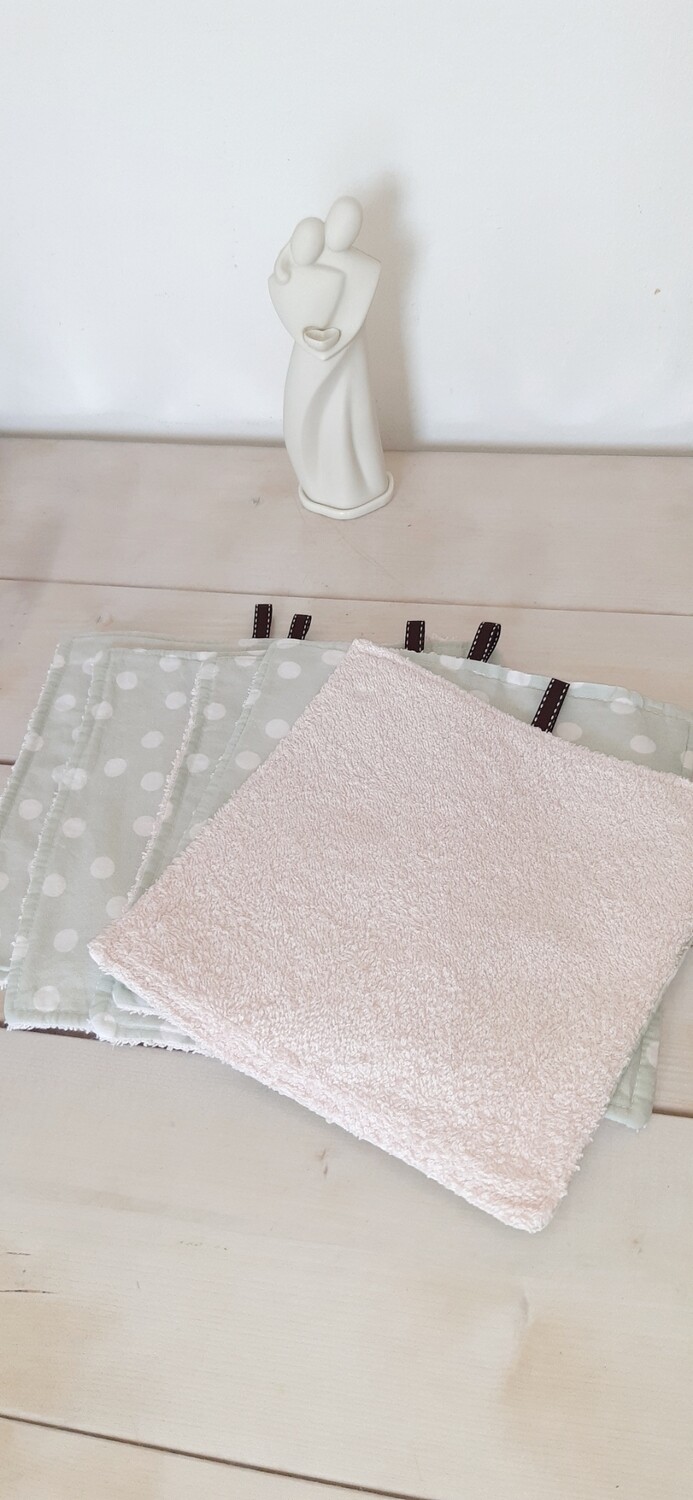 Essuie-tout lavable Laini déplié à plat, coton vert et éponge rose pastel, cousu main par l-essence-il-elle