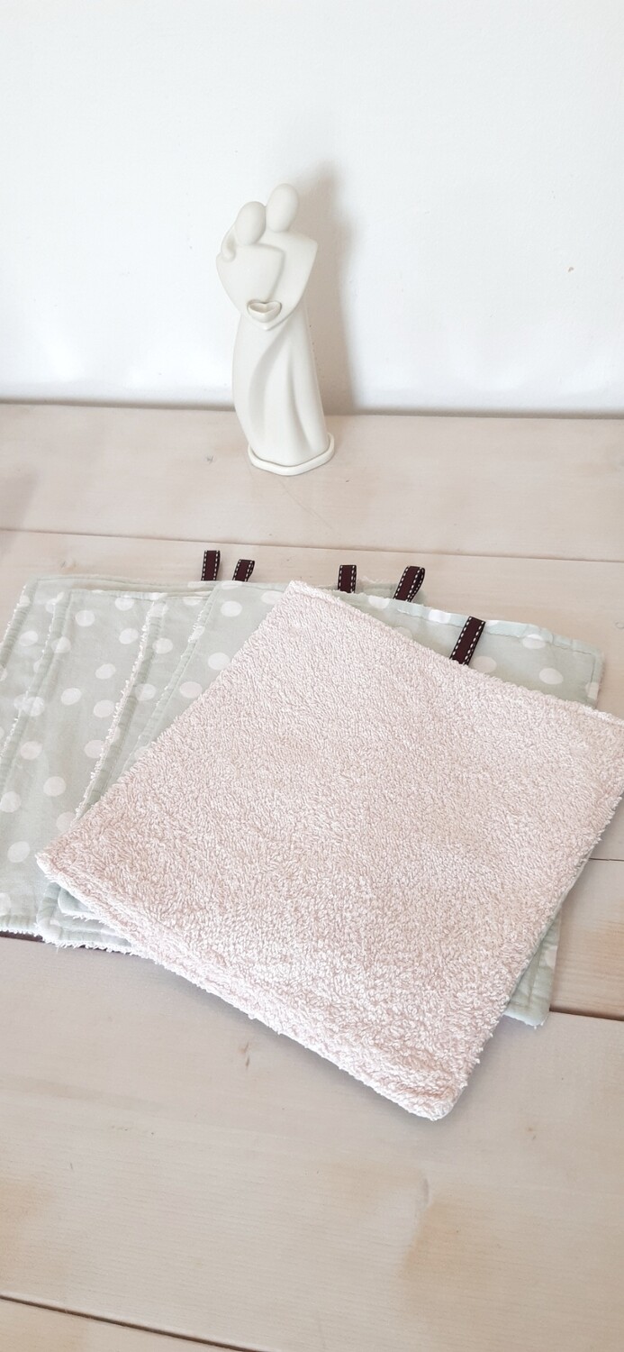 Essuie-tout lavable Laini déplié à plat, coton vert et éponge rose pastel