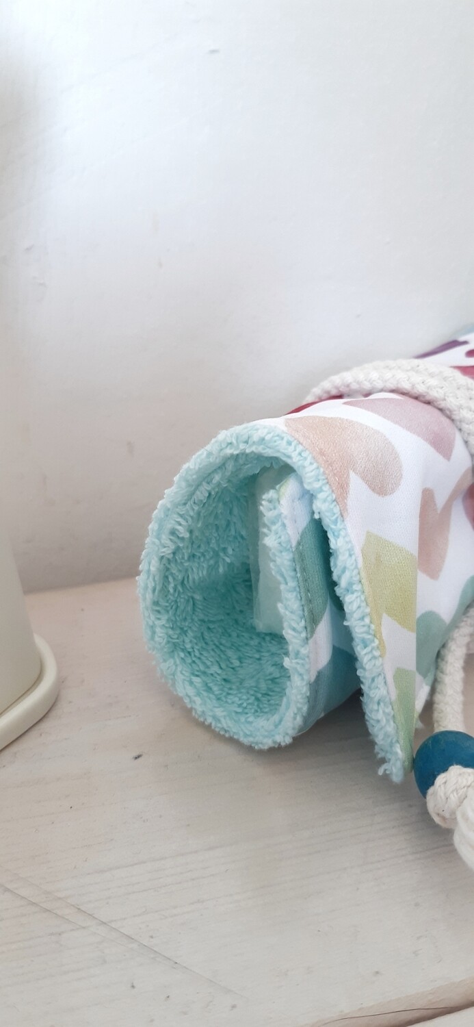 Lot Moyo – deux étuis imperméables cousus main pour savon et shampoing solide, en tissu PUL à cœurs pastel détail éponge