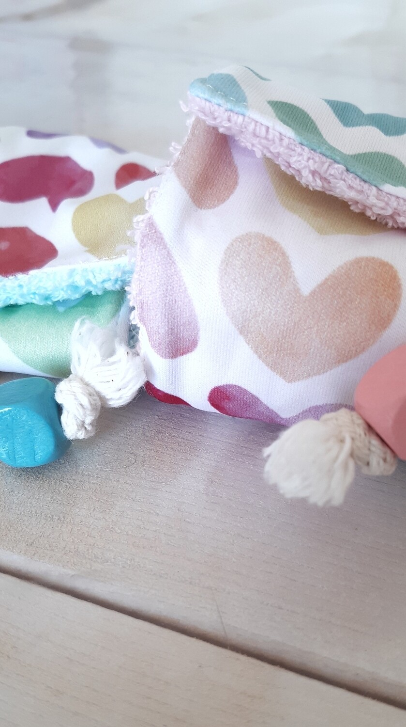 Lot Moyo – deux étuis imperméables cousus main pour savon et shampoing solide, en tissu PUL à cœurs - zoom sur perle et lien