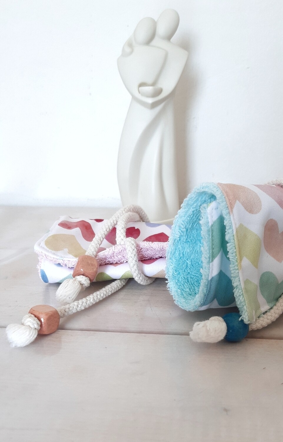 Moyo : Lot de 2 étuis imperméables en tissu PUL à cœurs pastel et éponge absorbante pour savon et shampoing solide, Zéro déchet cousu main