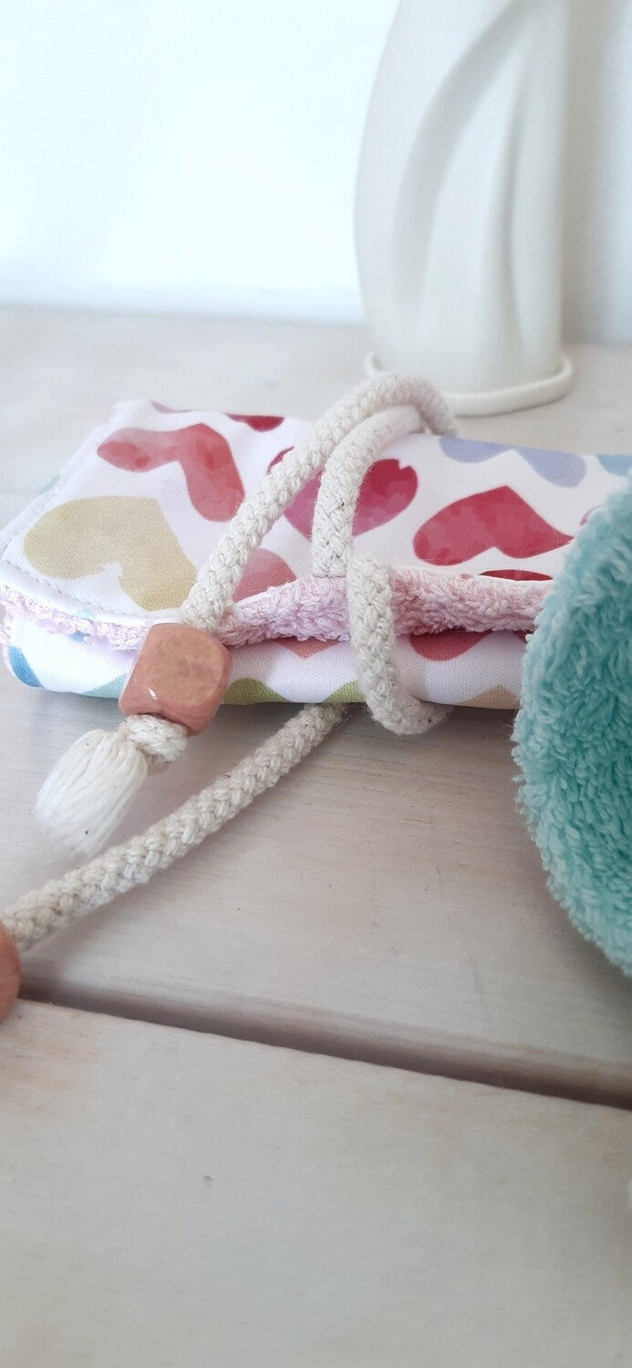 Lot Moyo – étuis imperméables cousus main pour savon et shampoing solide, en tissu PUL à cœurs - zoom sur lien et perle
