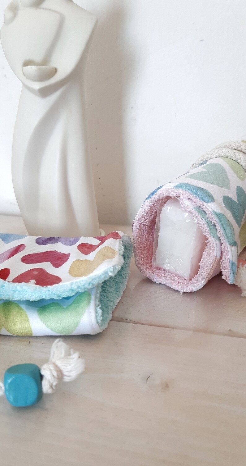 Lot Moyo – deux étuis imperméables cousus main pour savon et shampoing solide, en tissu PUL à cœurs pastel, avec savon 