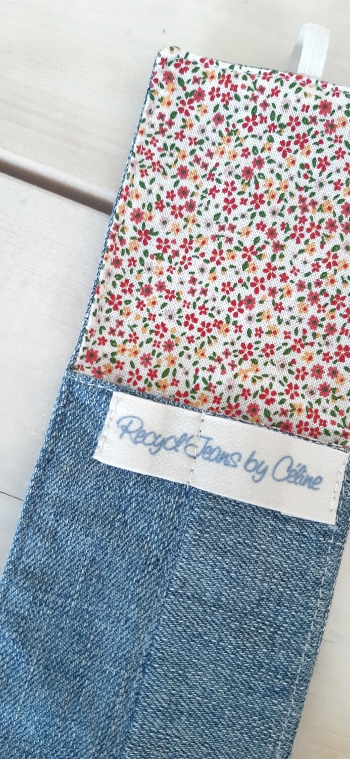 Marque-page Jorma cousu main en jean recyclé et tissu fleuri - zoom finitions coutures et couleurs