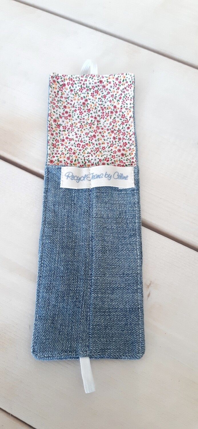 Marque-page Jorma cousu main par l-essence-il-elle en jean recyclé et tissu fleuri 