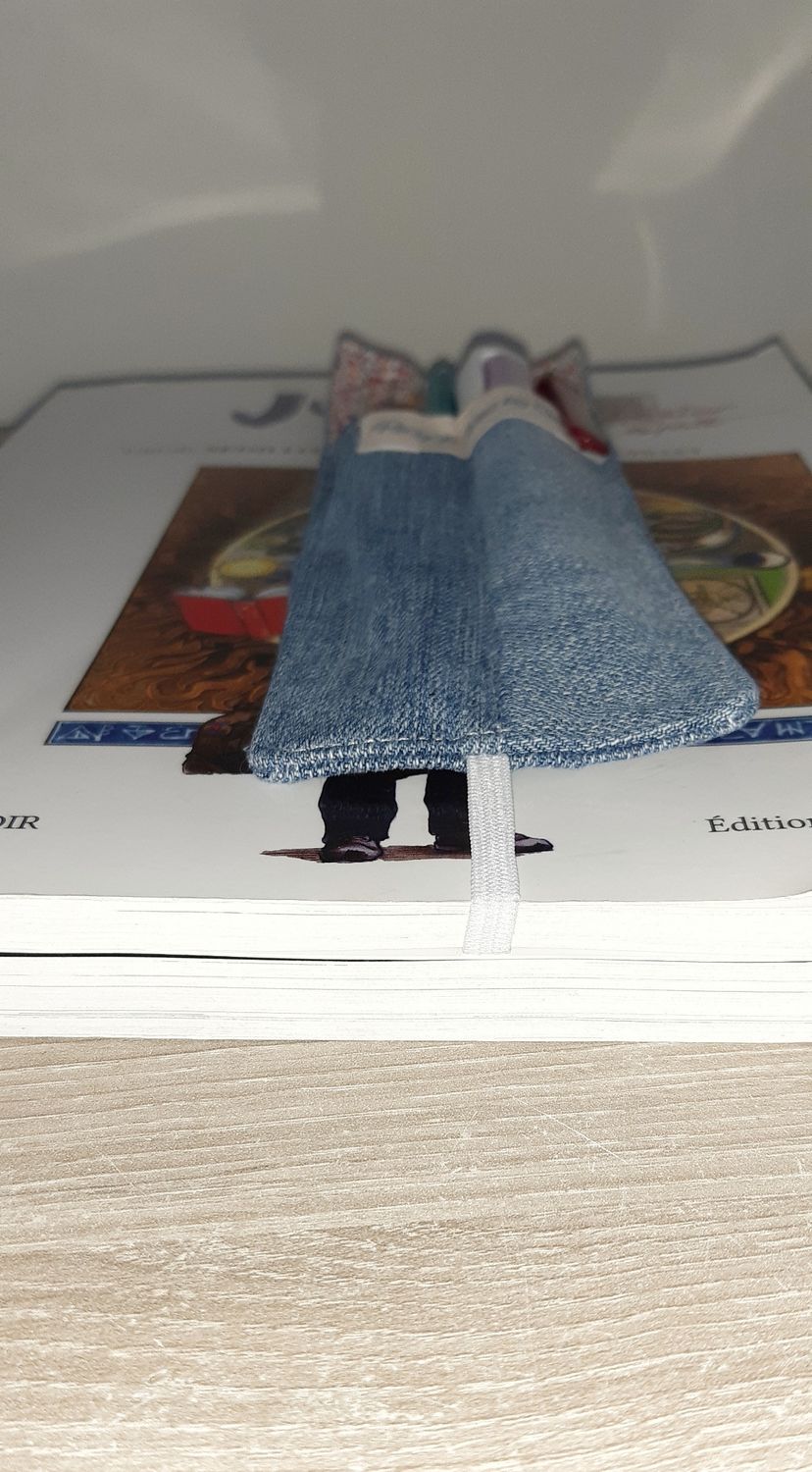 Jorma : Marque-page cousu main en jean recyclé et tissu fleuri, fixation élastique et poche intérieure, Zéro déchet