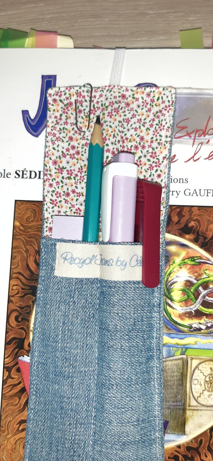 Marque-page Jorma cousu main en jean recyclé et tissu fleuri - zoom finitions coutures, couleurs et contenance