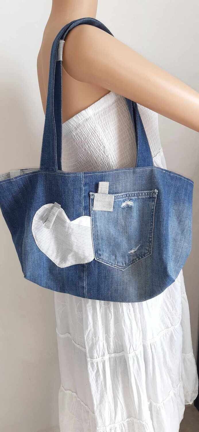 Sac Anthelme cousu main en jean recyclé et doublure en chemises découpées à rayures grises et bleues