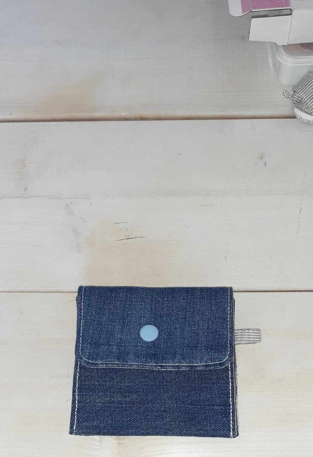 Porte-monnaie assorti au sac Anthelme – jean recyclé et doublure en chemise à rayures