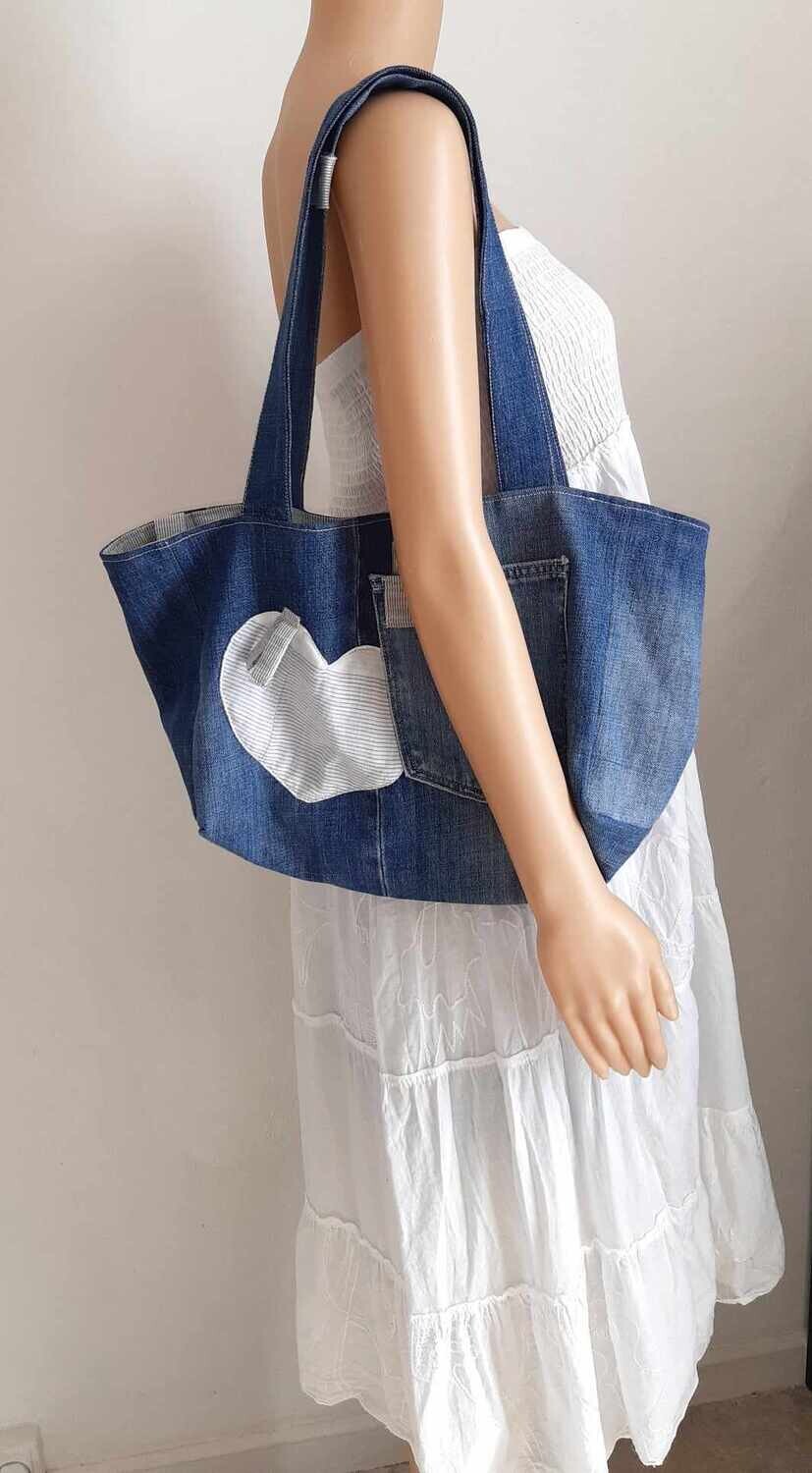 Sac Anthelme cousu main par l-essence-il-elle en jean recyclé et doublure en chemises à rayures grises et bleues