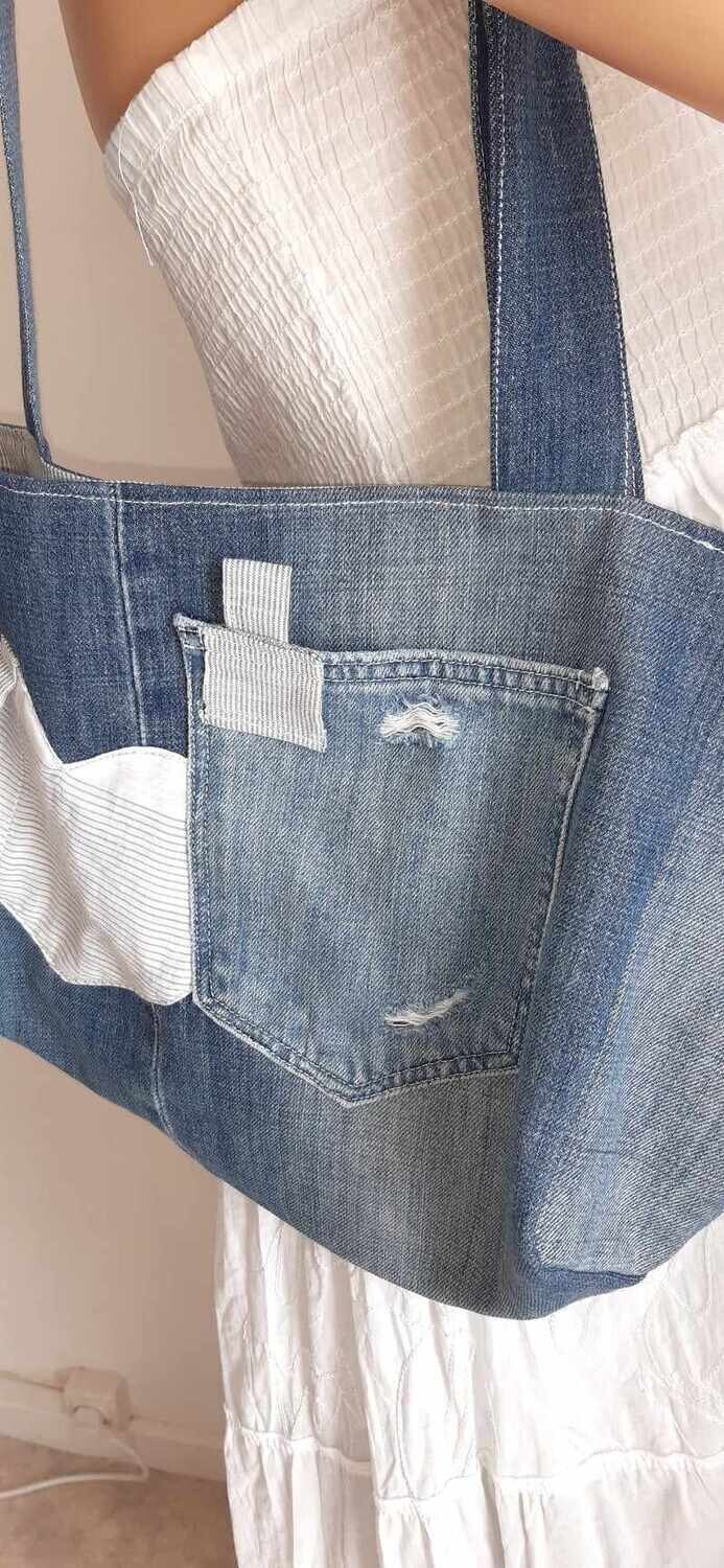 Zoom sur les poches extérieures du sac Anthelme – jean délavé et détails en chemise recyclée