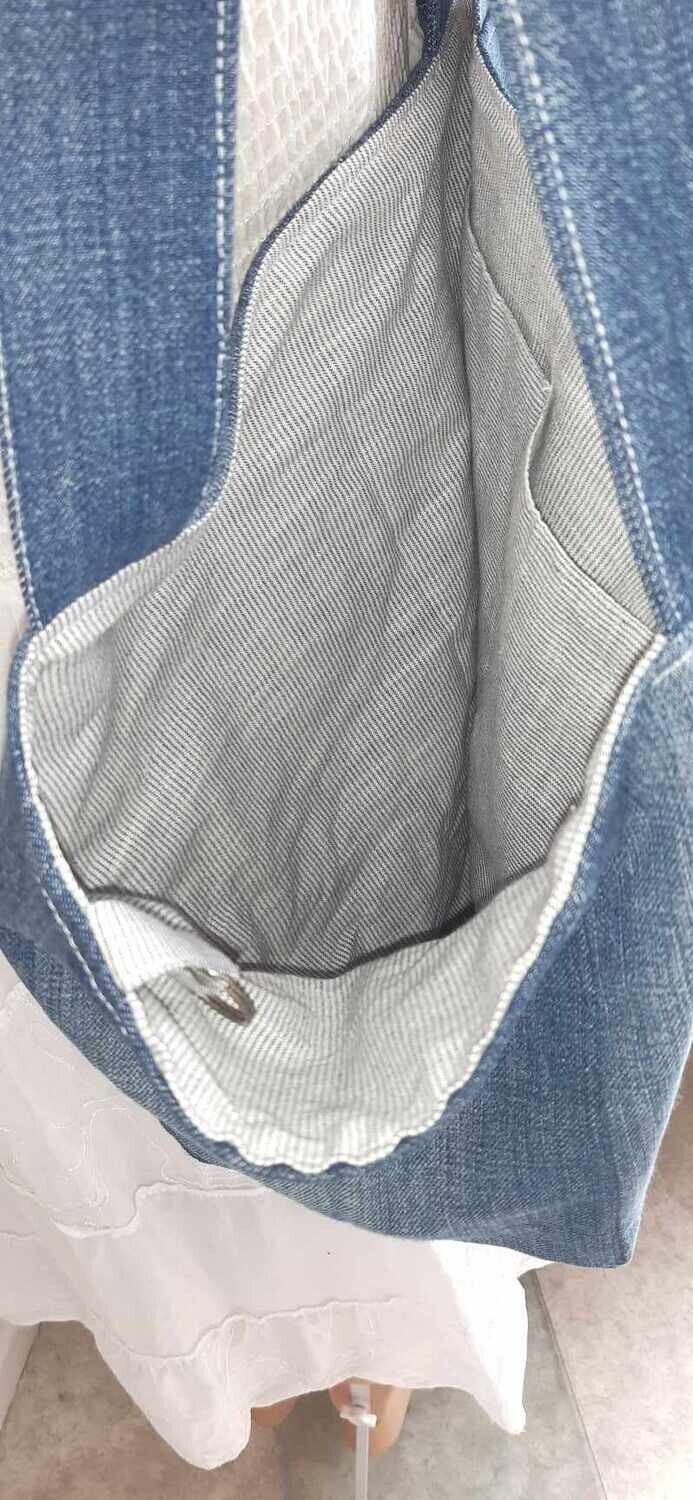 Zoom sur la doublure intérieure du sac Anthelme – jean délavé et détails en chemise recyclée