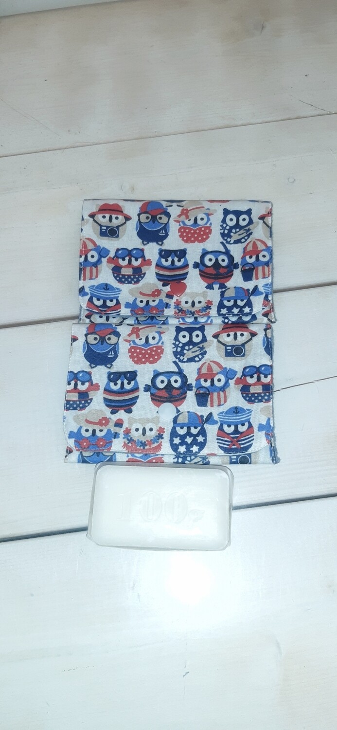 Lot Nascha – deux pochettes imperméables cousues main pour savon et shampoing solide, motifs hiboux colorés - savon devant