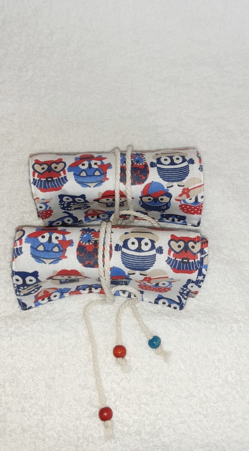 Lot Alden – deux étuis imperméables cousus main pour savon et shampoing solide, motifs hiboux colorés - fermés vus du haut