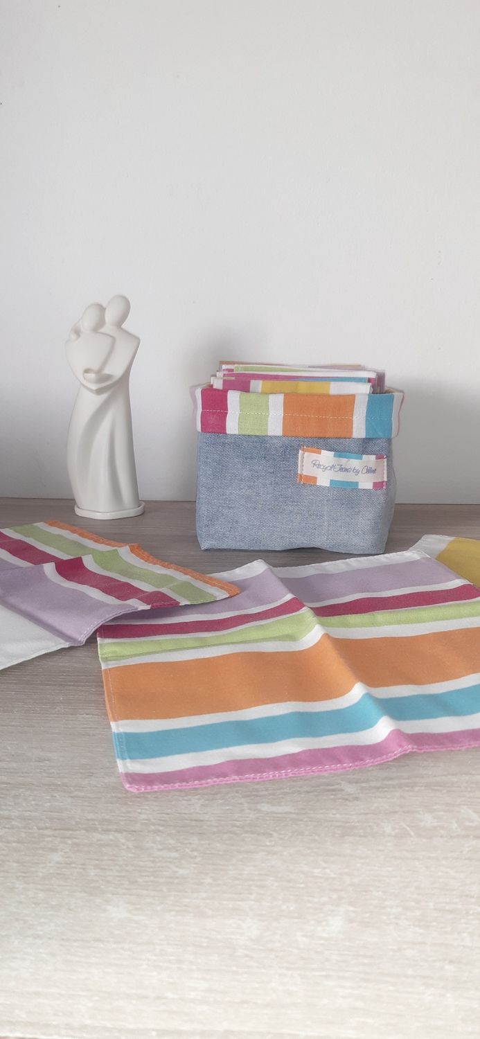 Panier Rainbow en jean recyclé brut - 21 serviettes lavables à rayures arc-en-ciel dépliées cousus main par l-essence-il-elle