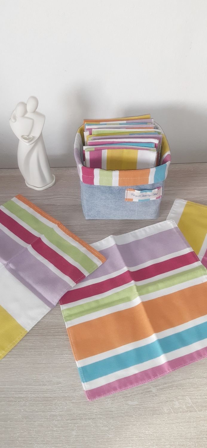 Panier Rainbow en jean recyclé brut rempli de 21 serviettes lavables à rayures arc-en-ciel