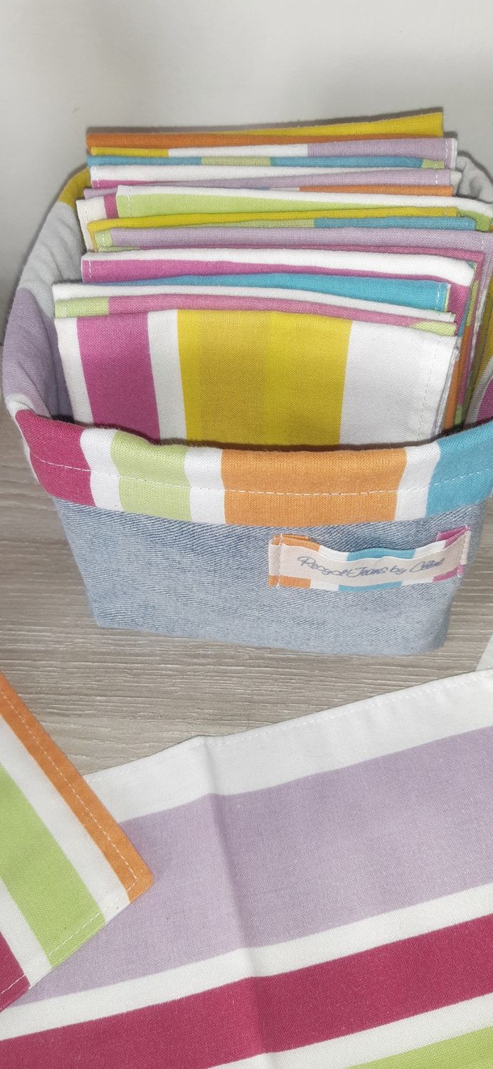 Panier Rainbow en jean recyclé brut rempli de 21 serviettes lavables à rayures arc-en-ciel